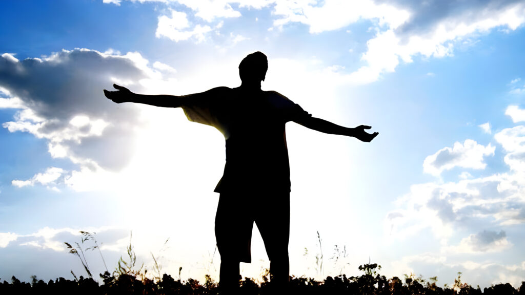 Homem livre no campo com seus braços abertos